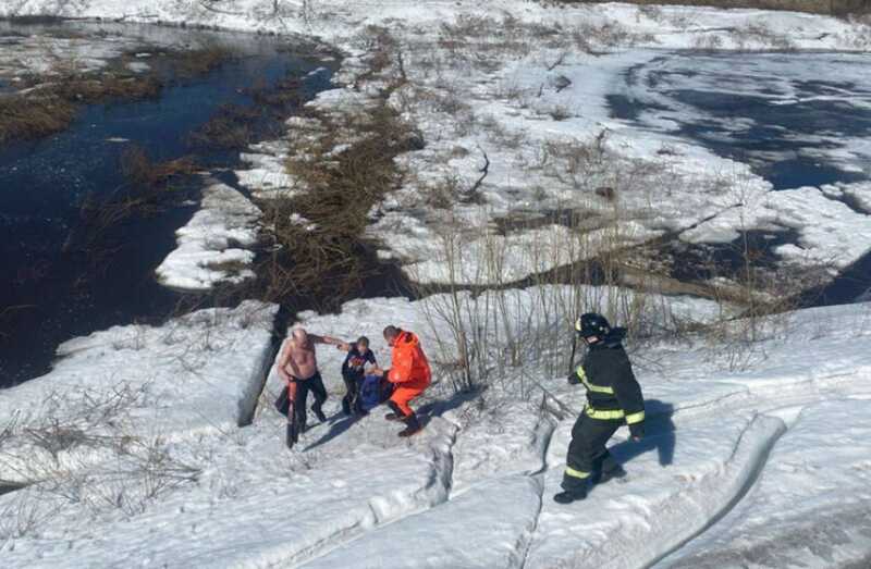 В Енисейске мужчина спас тонувшего в ледяной реке ребенка