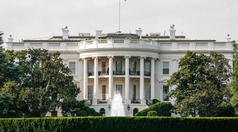 Автомобиль протаранил ограду Белого дома в США, водитель погиб