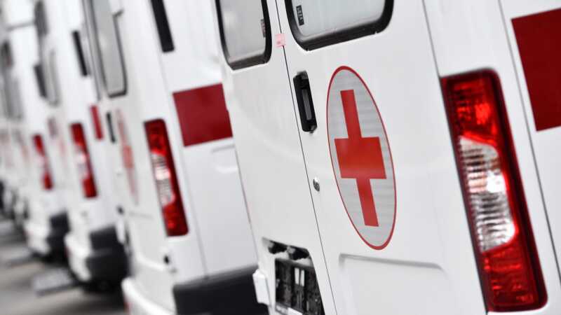 В Кемерово автомобиль врезался в металлическое ограждение и дерево