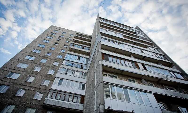 В Петербурге мужчина выпал из окна четвертого этажа, когда спускался по связанным простыням