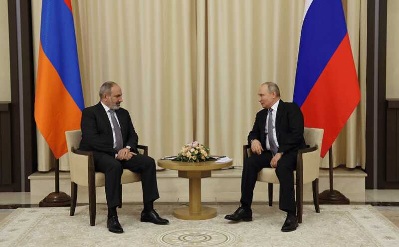 Путин прочитал свою речь с бумажки на встрече с премьер-министром Армении