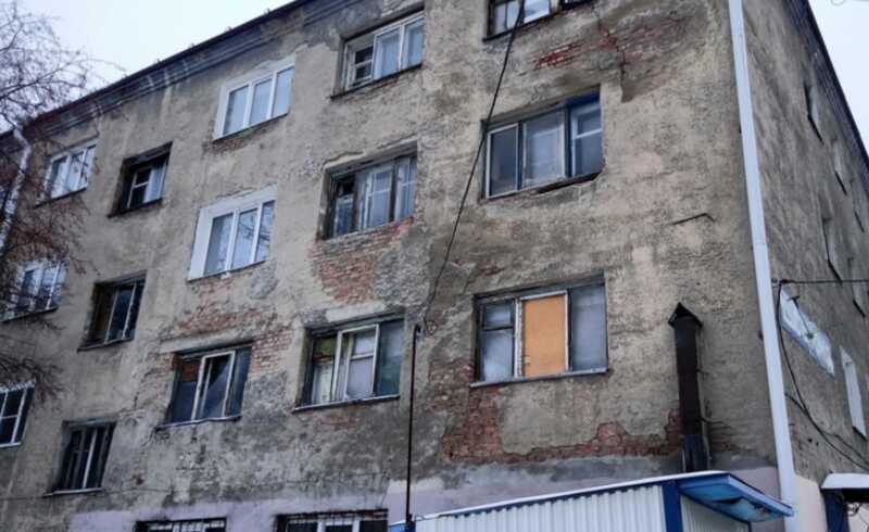 В Ростове-на-Дону жители ворвались в аварийный дом, чтобы собрать свои вещи
