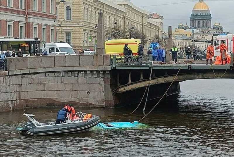 Смертельное ДТП в Санкт-Петербурге: предположительно, 5 человек погибли после падения автобуса в реку