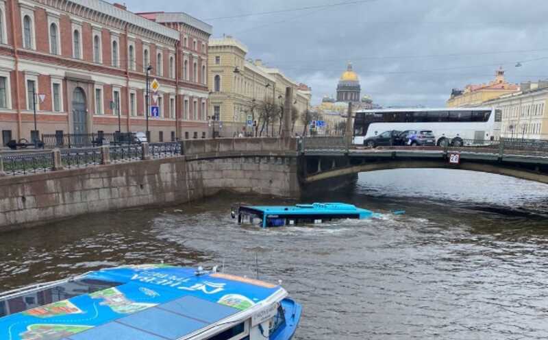 Появилось видео, как автобус вылетает с моста в реку в Питере