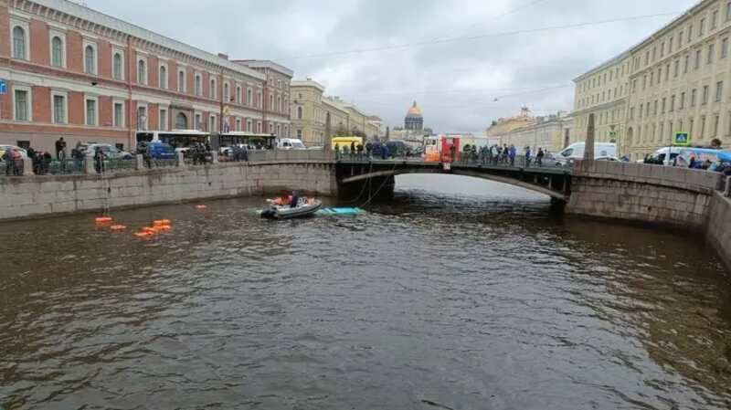 Задержан водитель автобуса, упавшего в реку в Санкт-Петербурге