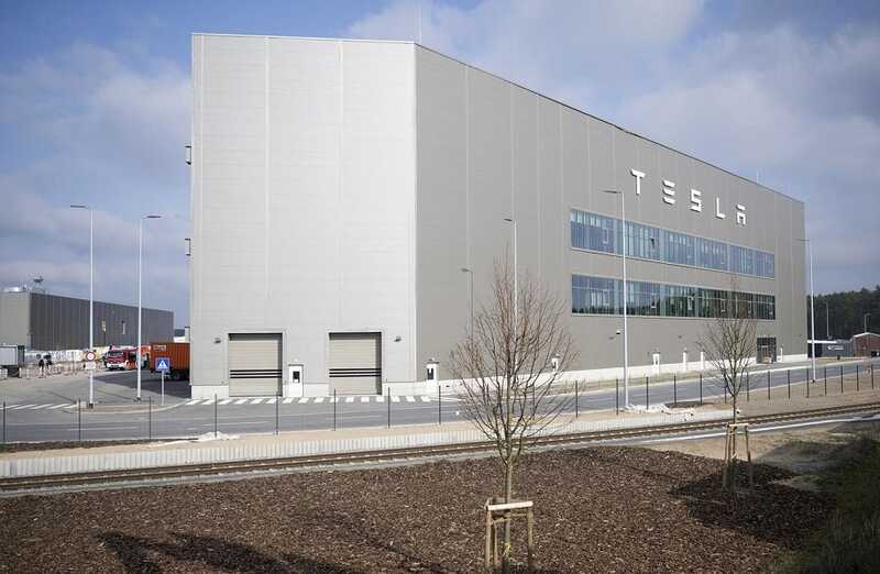 Левые радикалы окружили завод Tesla в Берлине