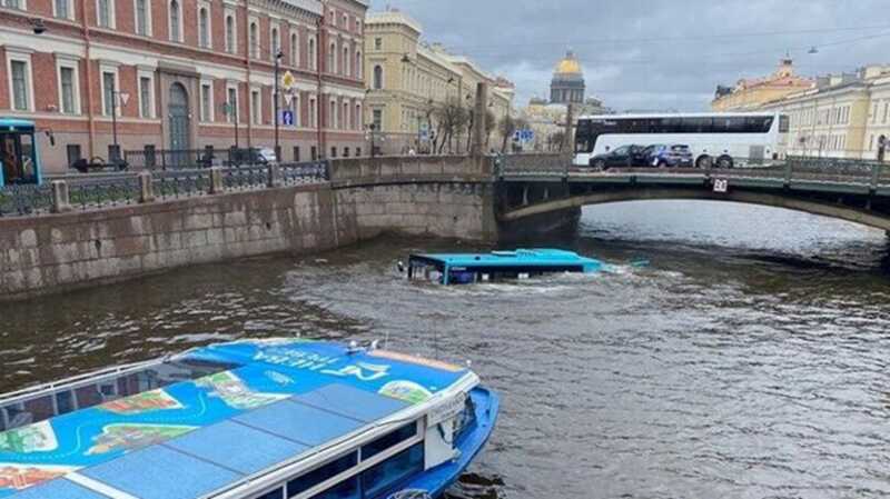Задержан водитель упавшего в реку в Петербурге автобуса