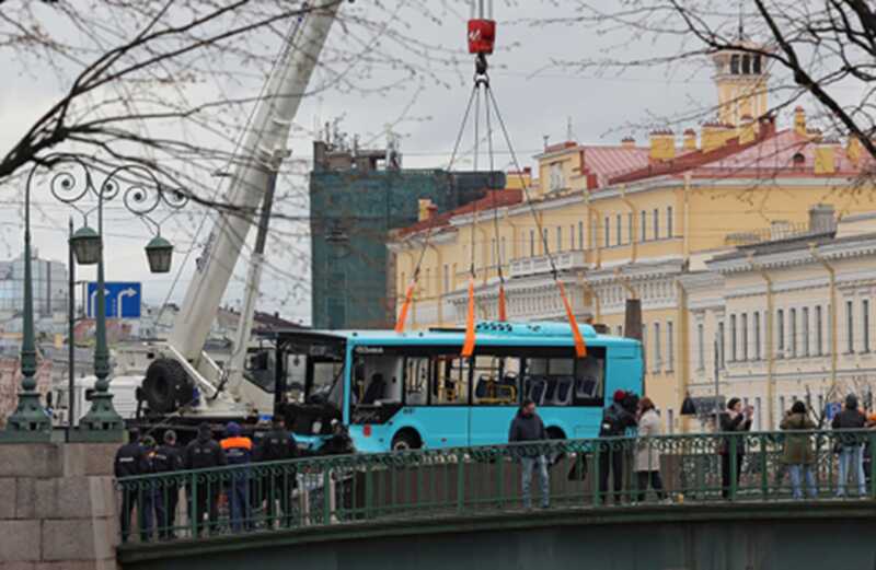 Упавший с моста в реку автобус принадлежит компании ООО «Такси»