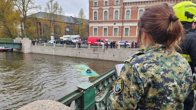 СК назвал число погибших при падении автобуса в реку в Петербурге