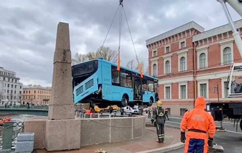 Обнародованы списки погибших и пострадавших при падении автобуса в реку Мойку