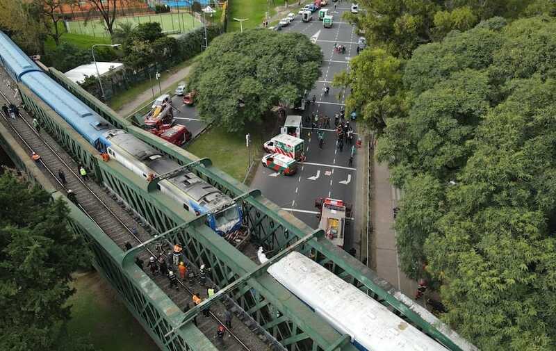 Не менее 100 человек пострадали при столкновении поездов в Аргентине