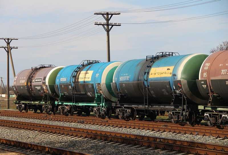 Цистерны с топливом загорелись на грузовом поезде в Ростовской области