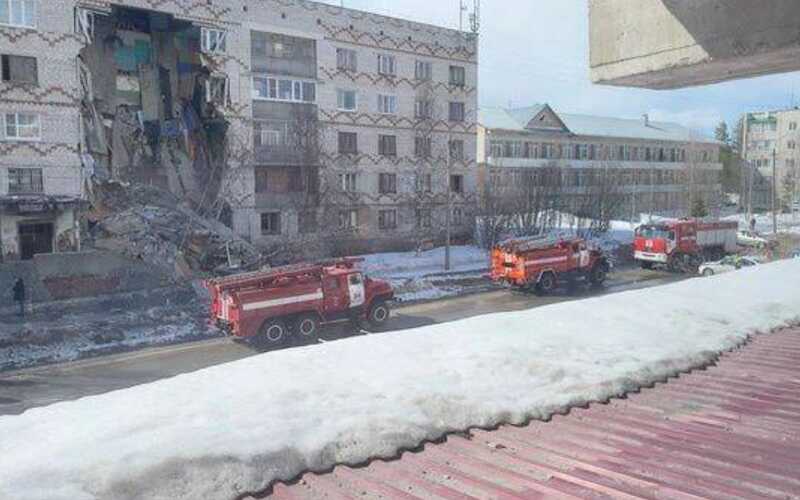 Жители Печор сняли видео обрушения стены общежития