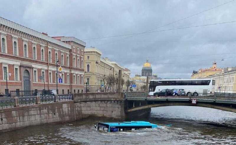 Стали известны подробности об автобусе, упавшем в реку Мойку в Петербурге
