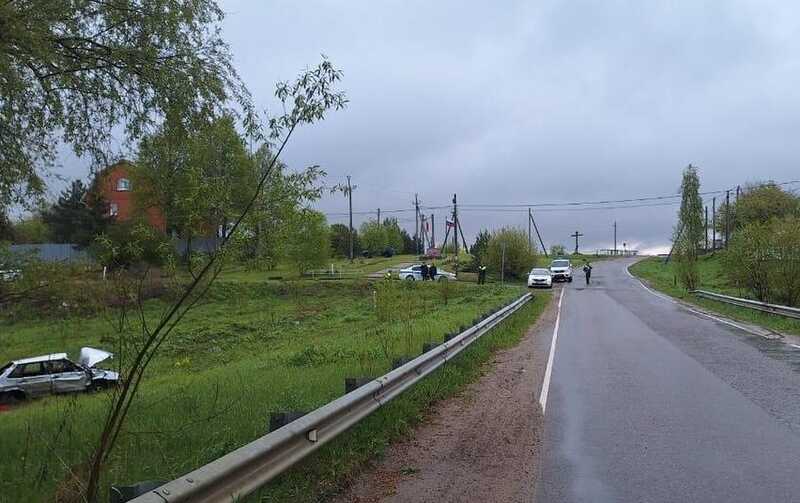 Под Москвой легковушка слетела в кювет: есть погибшие