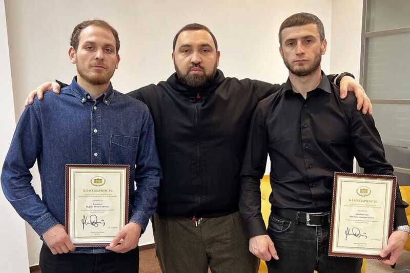 Депутат Хамзаев наградил дагестанцев, спасавших пассажиров затонувшего автобуса в Петербурге