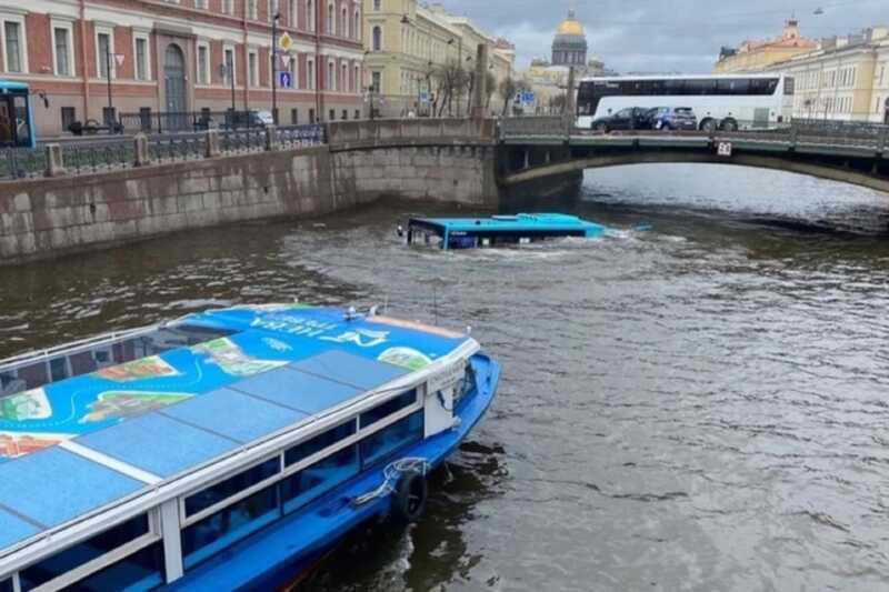 Преподаватель СПбГУ погибла в результате падения автобуса в реку Мойку