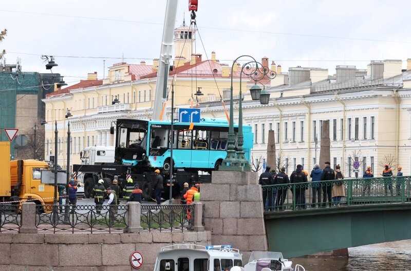 СКР проводит обыски у владельцев утонувшего автобуса в Петербурге