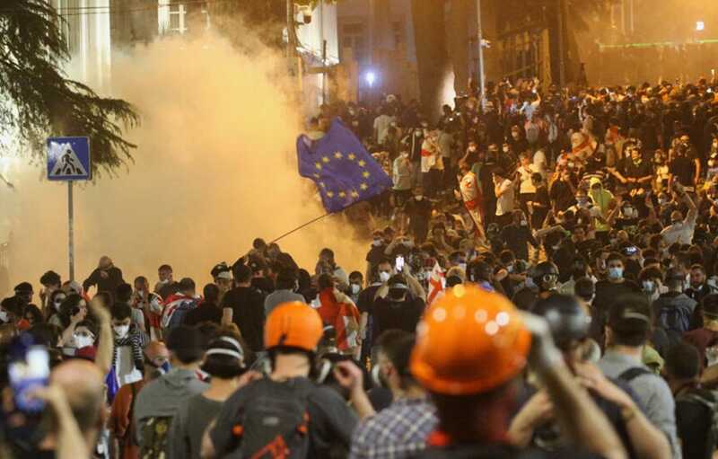 В Грузии продолжаются протесты против закона об "иноагентах"
