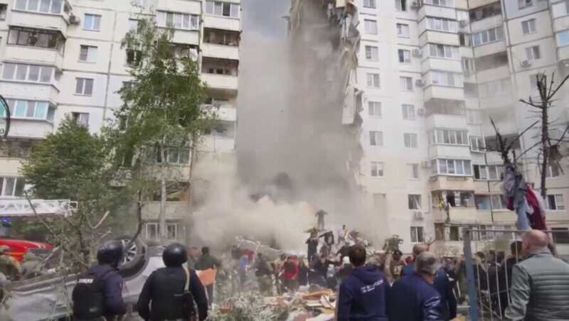 В Белгороде при разборе завалов жилого дома рухнула крыша