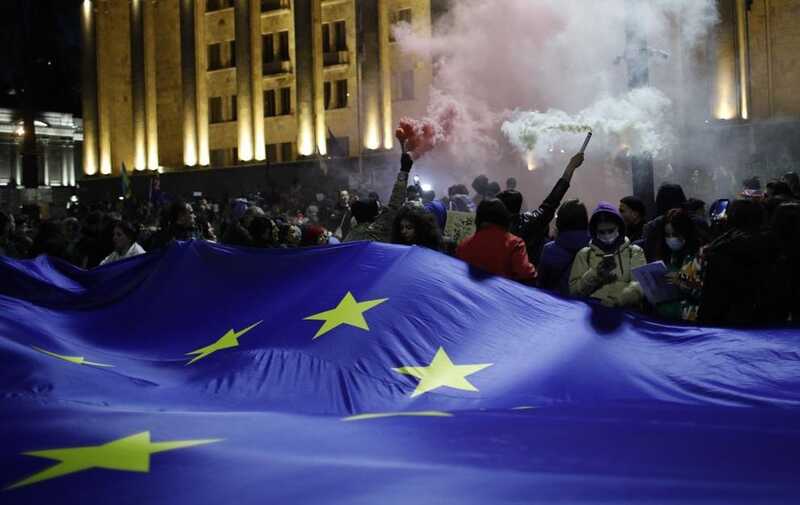 Полиция в Тбилиси жёстко оттеснила митингующую толпу от здания парламента