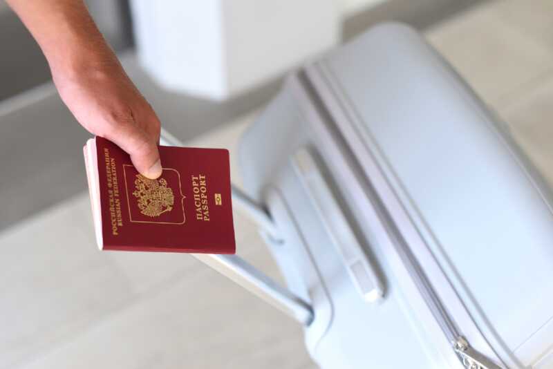 Власти усилят контроль за выездом россиян с допуском к гостайне