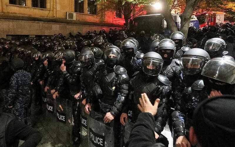 В Тбилиси протестующие прорвали оцепление у парламента