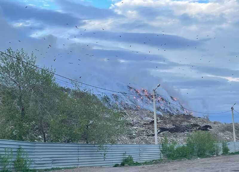 Пластиковый дождь и едкий дым: в Новосибирске горит мусорный полигон