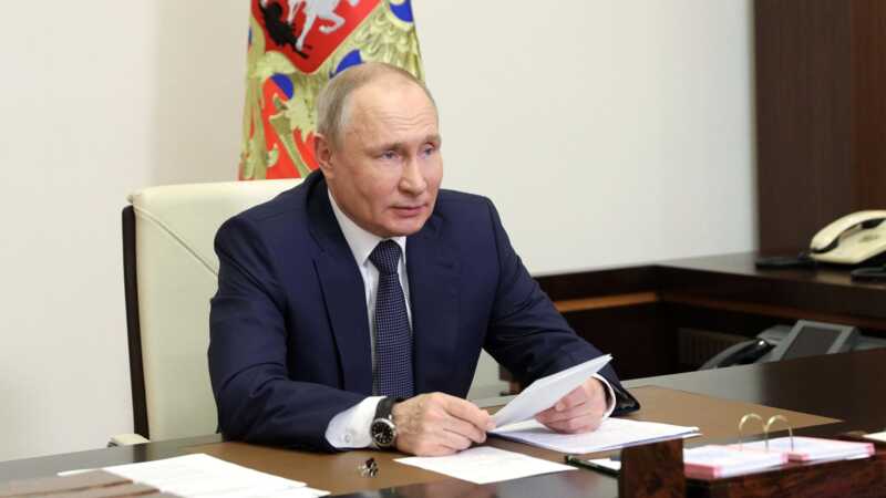 Путин подписал закон о запрете иноагентам участвовать в выборах