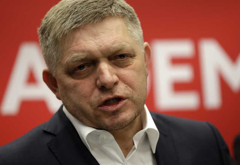 Словакия "стоит на пороге гражданской войны" после покушения на премьер-министра Роберта Фица