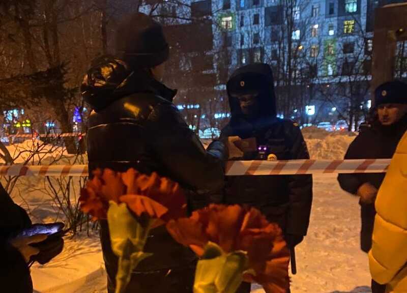 Полиция Новосибирска не знает, кто оцепил сигнальной лентой мемориал Навальному