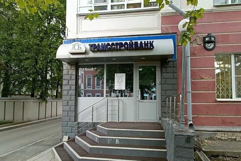 Момент нападения неизвестного на сотрудницу банка в Москве попал на камеру
