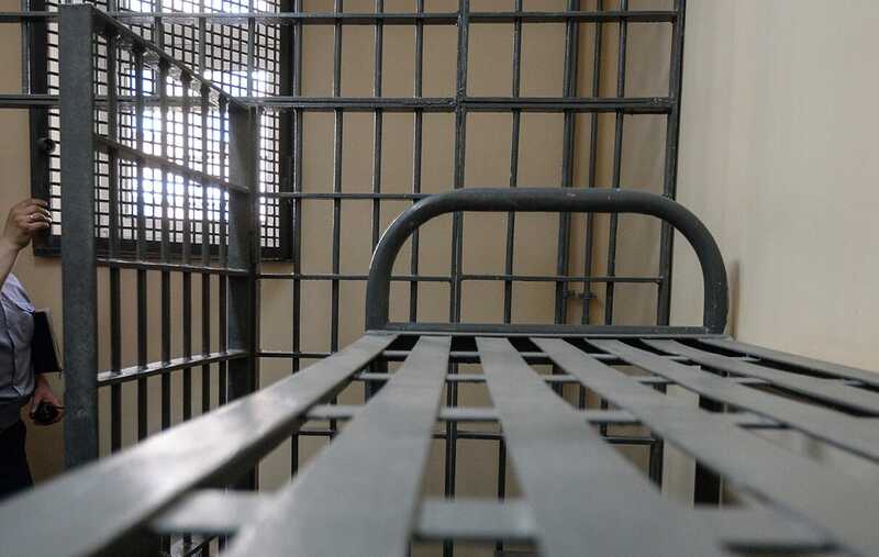 Преступник с оттопыренными ушами и желтыми зубами сбежал из колонии в Ярославле