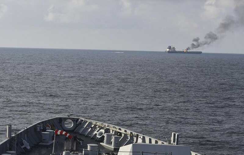 СМИ: у берегов Йемена нефтяной танкер загорелся после удара