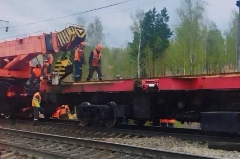 В результате схода с рельсов в Красноярском крае 8 вагонов повредили линию электропередач