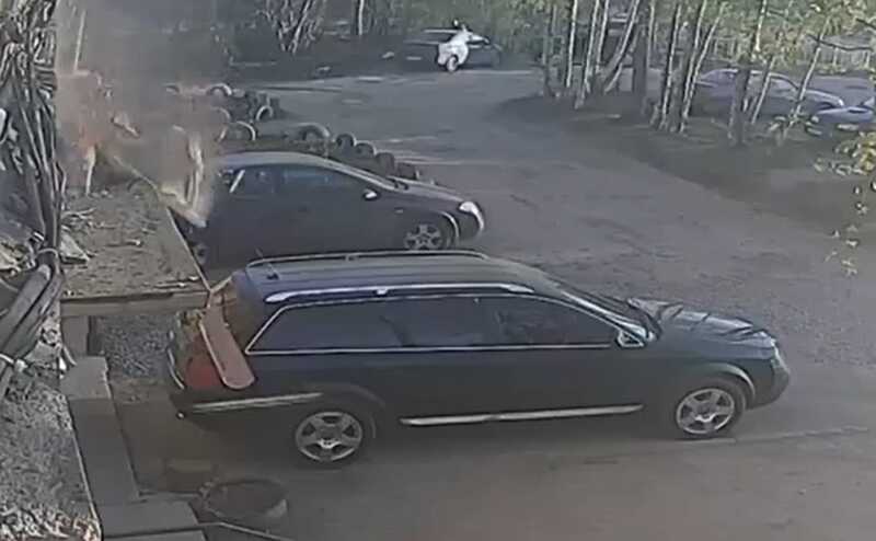 В Петрозаводске на автомобиль рухнула стена дома