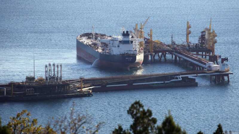 Российские танкеры с нефтью простаивают месяцами