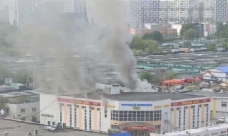 В Москве горит торговый комплекс в районе Бибирево