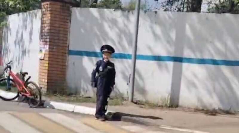 В Подмосковье ребенок в форме инспектора ГИБДД угрожал штрафами водителям