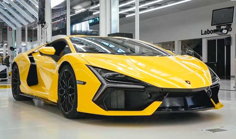 В Россию привезли суперкар Lamborghini Revuelto за 140 миллионов рублей