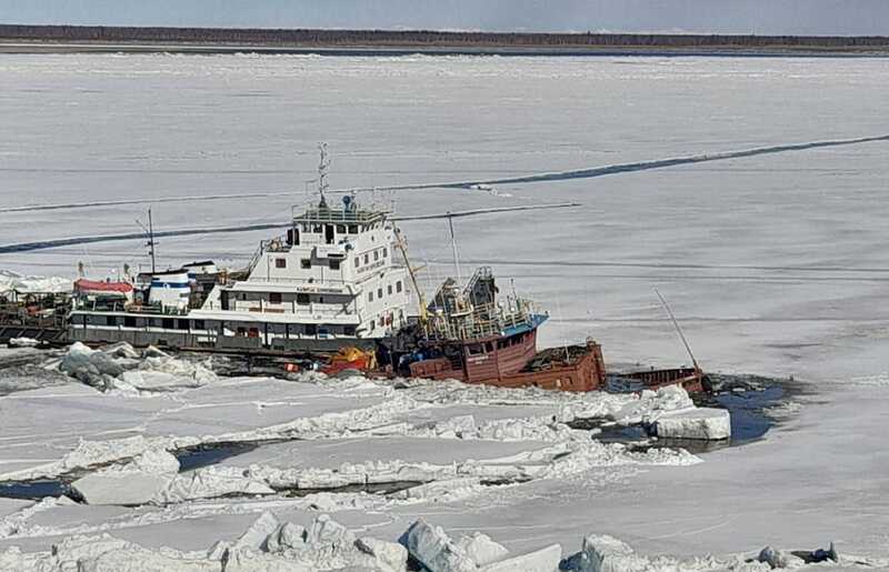 На реке Лена два судна затонули из-за ледяных масс