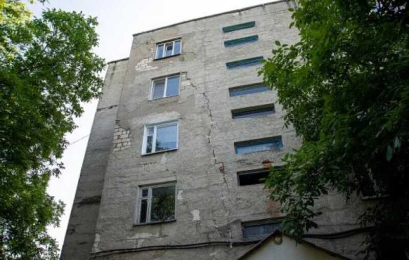Ростовчане взяли штурмом рухнувший дом, чтобы забрать вещи из собственных квартир