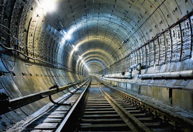 Тело школьника нашли в туннеле метро в Казани