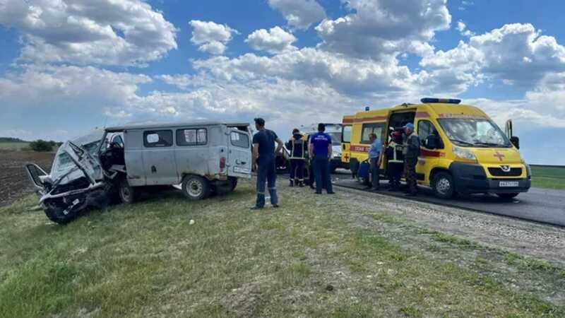 В Саратовской области один человек погиб в ДТП с микроавтобусом