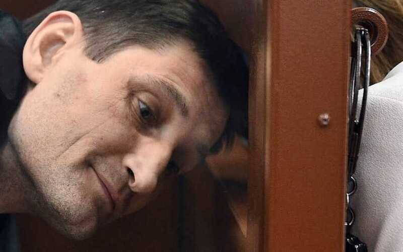 С сына замминистра МВД требуют по полной