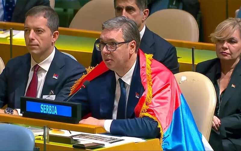 Вучич укутался в сербский флаг после принятия резолюции о Сребренице на ГА ООН