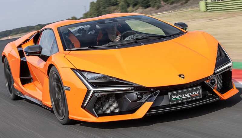 В России появилась первая Lamborghini Revuelto