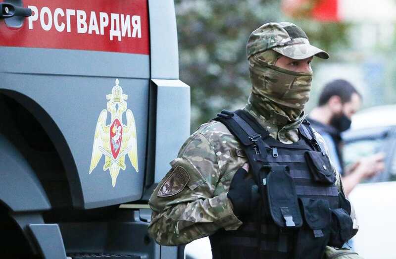 Росгвардия взяла штурмом квартиру стрелка в Санкт-Петербурге