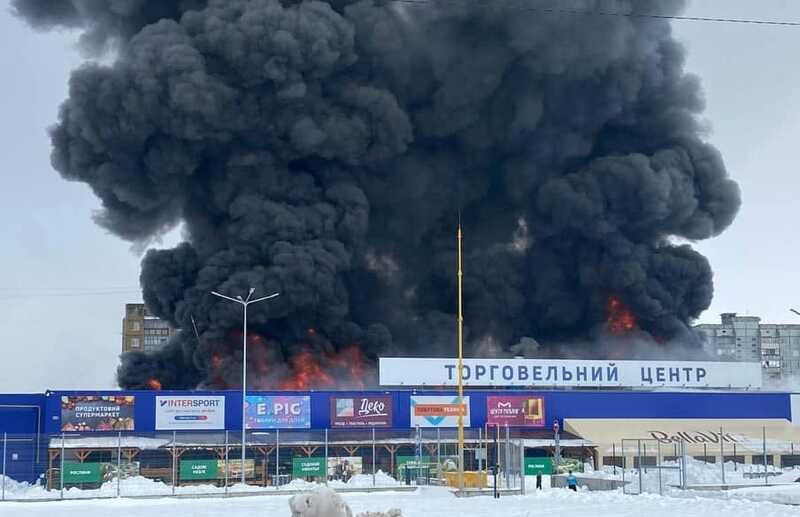 Появилось видео удара по строительному гипермаркету в Харькове