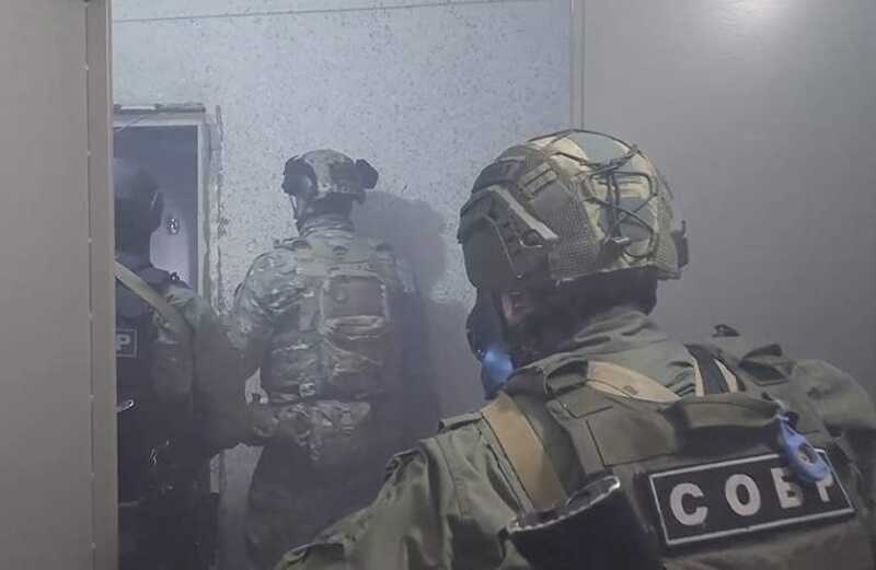 Опубликовано видео из квартиры, где забаррикадировался стрелок из Санкт-Петербурга